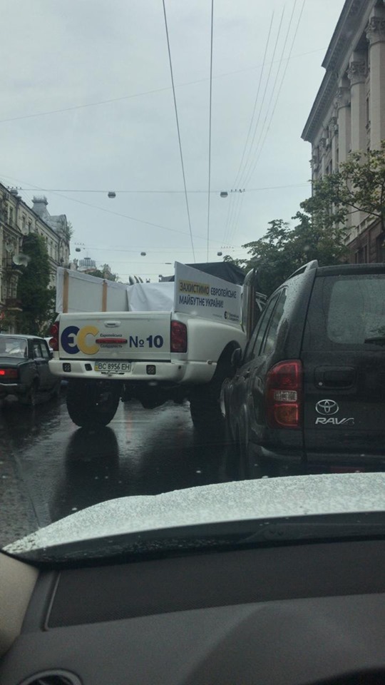 Титушки Порошенко возле ГБР Титушки Порошенко возле ГБР