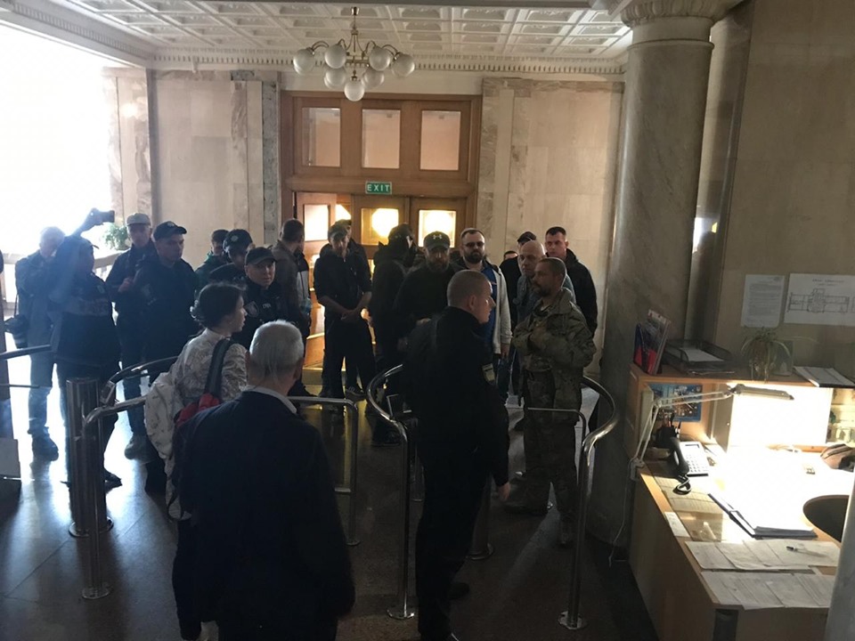 Титушки Порошенко возле ГБР Титушки Порошенко возле ГБР