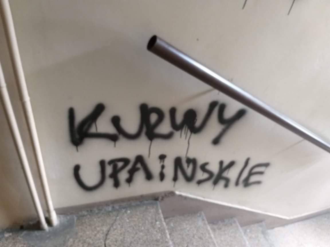 «Курвы, ублюдки»: в Варшаве подожгли квартиру украинцев и расписали подьезд оскорбительными лозунгами