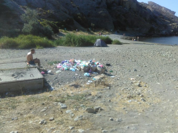 Утопает в мусоре: шокирующие фото пляжного Крыма