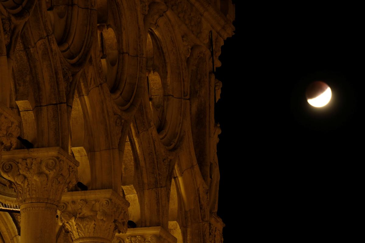 Частичное лунное затмение в итальянской Венеции