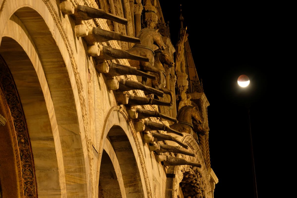 Частичное лунное затмение в итальянской Венеции