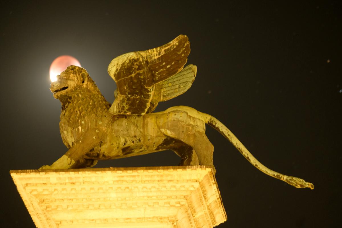 Частичное лунное затмение в итальянской Венеции