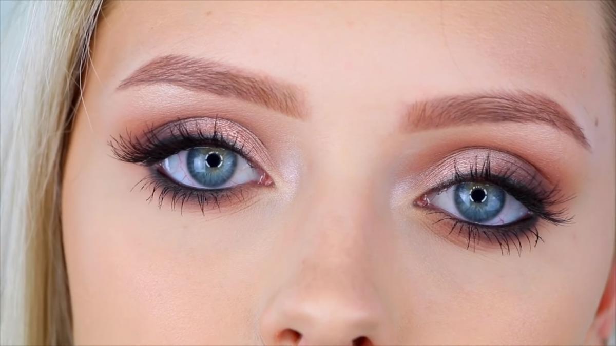 Правила нанесения макияжа на голубые глаза