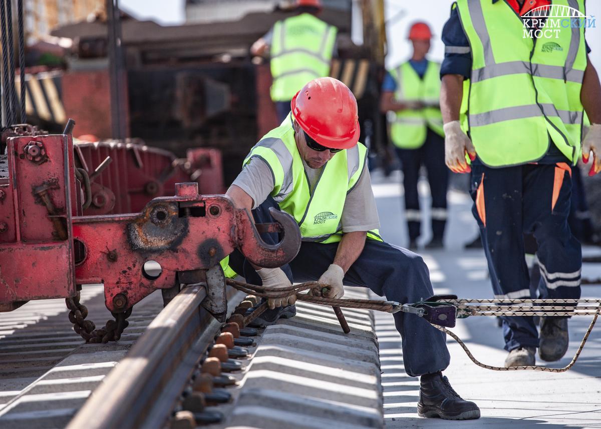 На Керченском мосту уложены все рельсы железной дороги