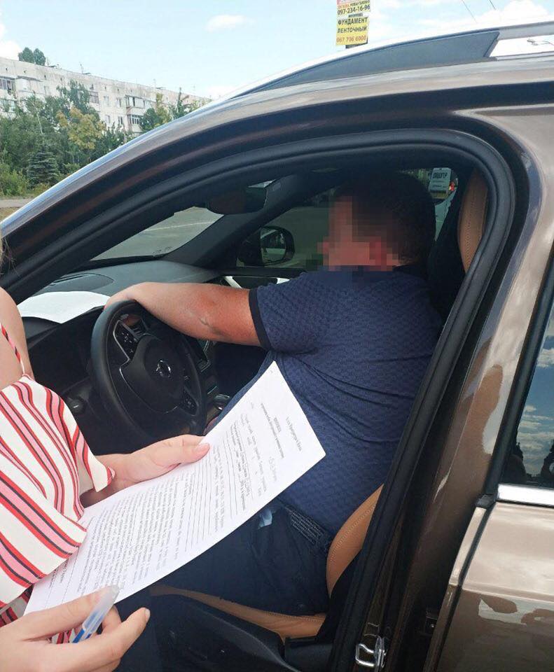 Советница главы Дарницкой РГА и ее сообщник погорели на крупной взятке Советница главы Дарницкой РГА и ее сообщник погорели на крупной взятке