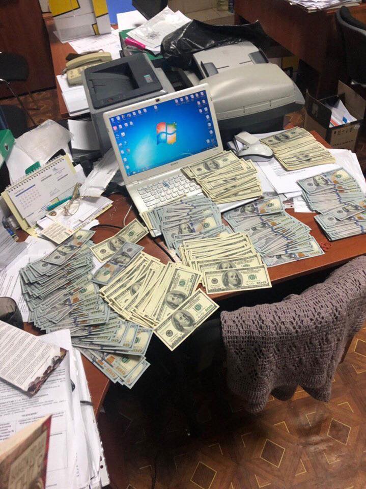 Советница главы Дарницкой РГА и ее сообщник погорели на крупной взятке Советница главы Дарницкой РГА и ее сообщник погорели на крупной взятке