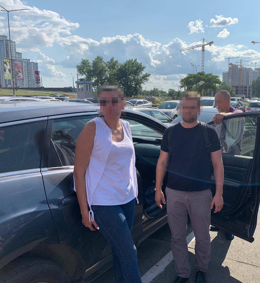 Советница главы Дарницкой РГА и ее сообщник погорели на крупной взятке Советница главы Дарницкой РГА и ее сообщник погорели на крупной взятке