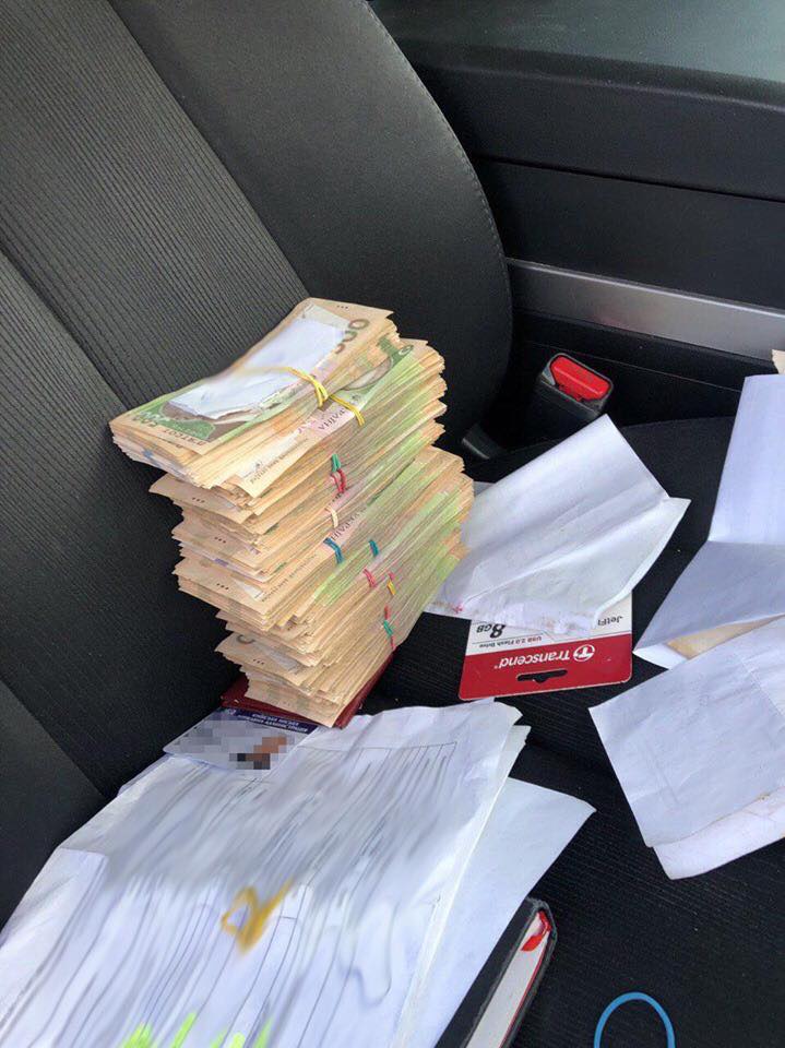 Советница главы Дарницкой РГА и ее сообщник погорели на крупной взятке Советница главы Дарницкой РГА и ее сообщник погорели на крупной взятке