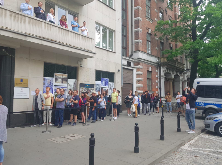 Перед участком образовалась очередь / Twitter Андрей Дещица