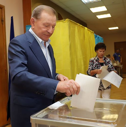 Леонид Кучма пришел на выборы 2019 с женой Людмилой и проголосовал за новые силы, сообщила спикер экс-президента Леонид Кучма пришел на выборы 2019 с женой Людмилой и проголосовал за новые силы, сообщила спикер экс-президента