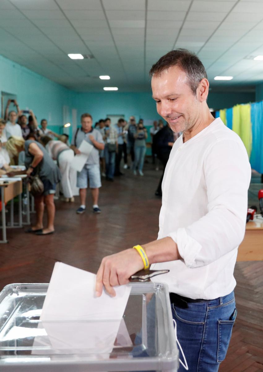 Святослав Вакарчук проголосовал на выборах в Раду