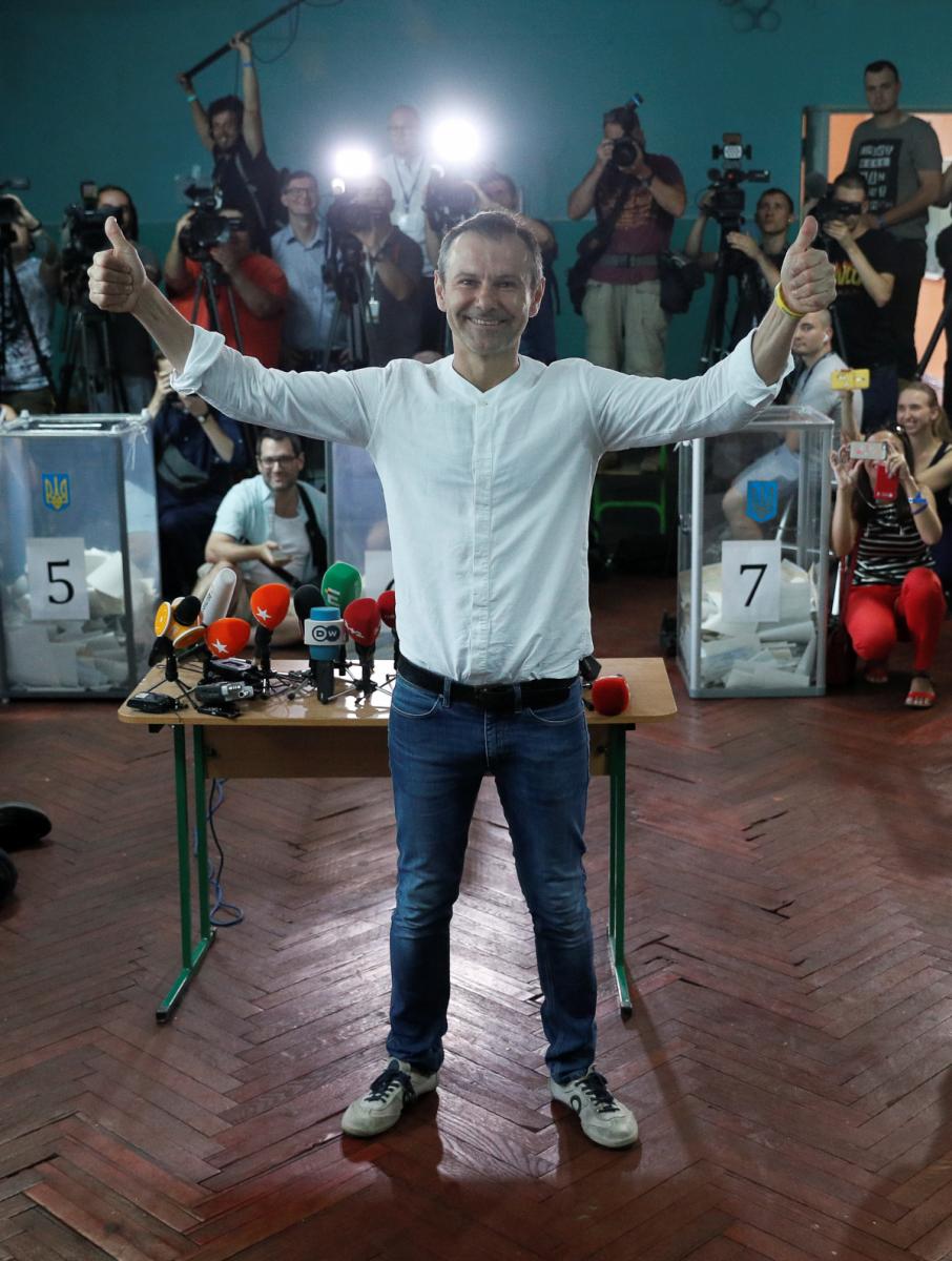 Святослав Вакарчук проголосовал на выборах в Раду