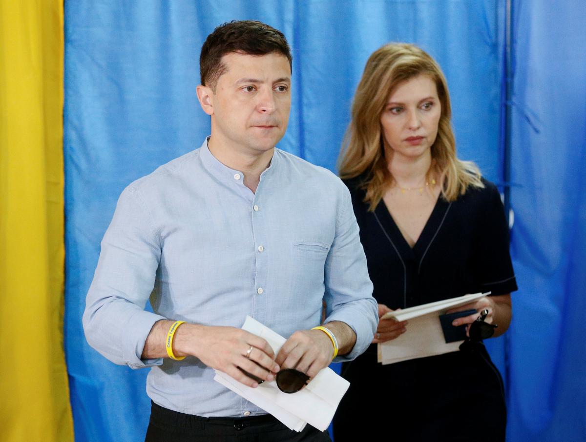 Владимир Зеленский пришел голосовать вместе с женой Еленой