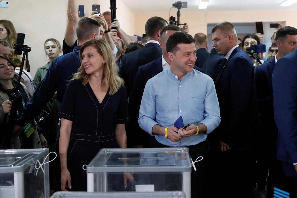 Владимир Зеленский пришел голосовать вместе с женой Еленой