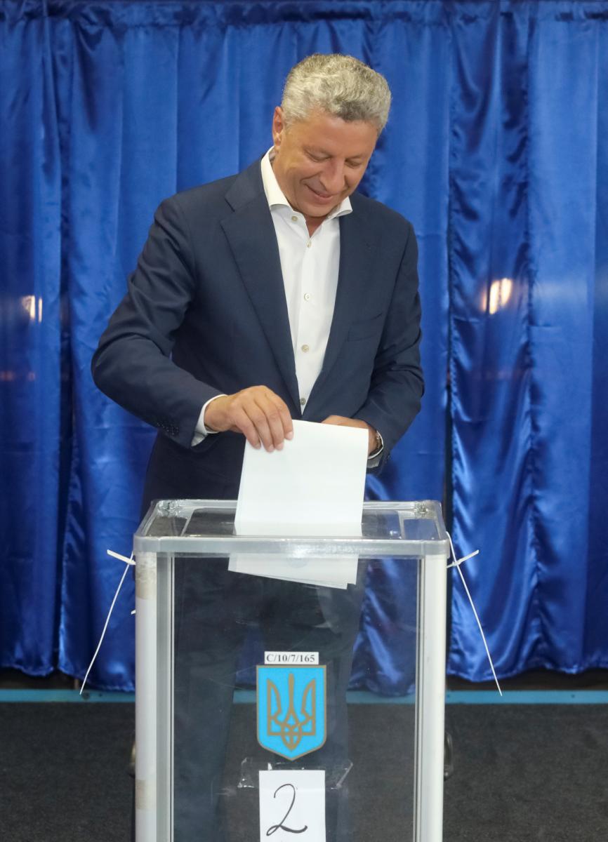 Юрий Бойко проголосовал на выборах в Раду 2019