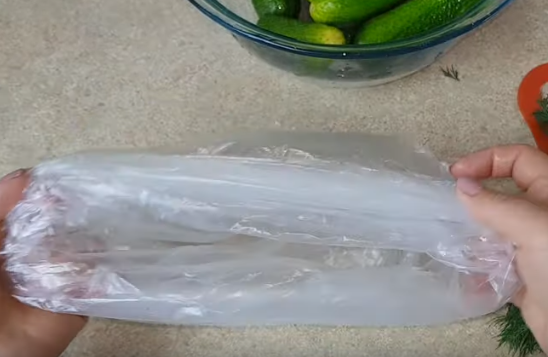 Малосольные огурцы в пакете готовятся около 30 минут