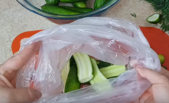 Малосольные огурцы в пакете готовятся около 30 минут