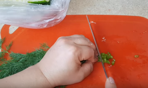 Малосольные огурцы в пакете готовятся около 30 минут