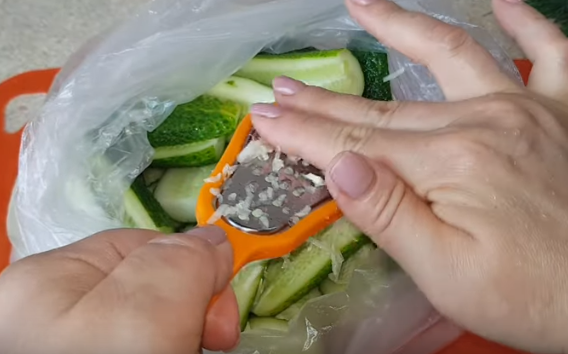 Огурцы малосольные в пакете готовятся около 30 минут