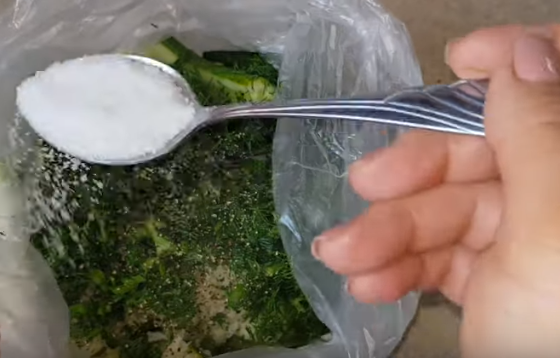 Малосольные огурцы в пакете готовятся около 30 минут