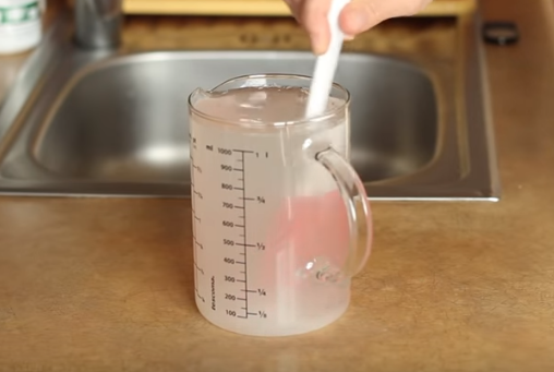 Малосольные огурцы в холодном рассоле можно есть через сутки после приготовления