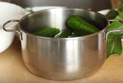 Малосольные огурцы в холодном рассоле можно есть через сутки после приготовления