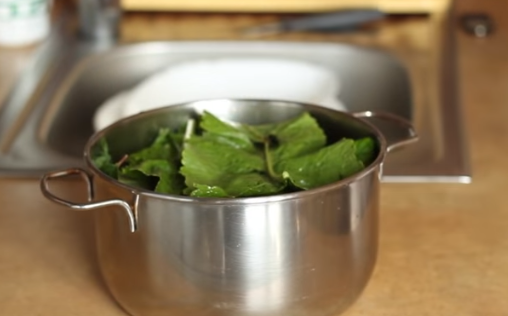 Малосольные огурцы в холодном рассоле можно есть через сутки после приготовления