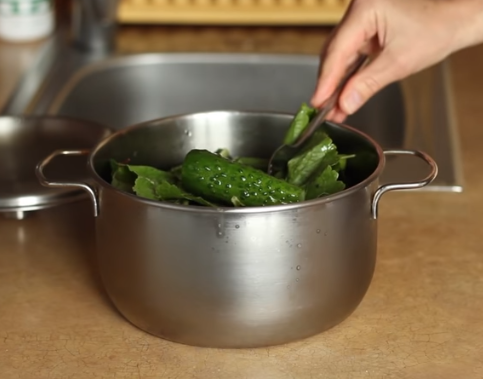 Малосольные огурцы в холодном рассоле можно есть через сутки после приготовления