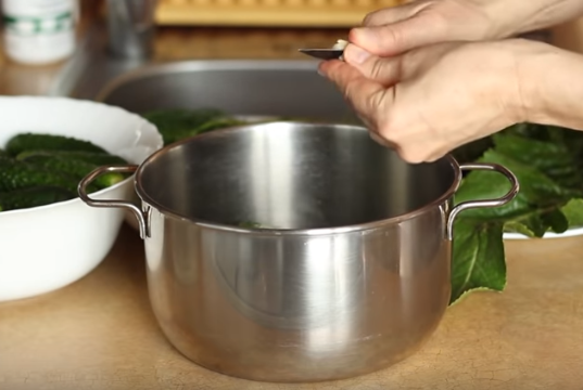 Малосольные огурцы в холодном рассоле можно есть через сутки после приготовления