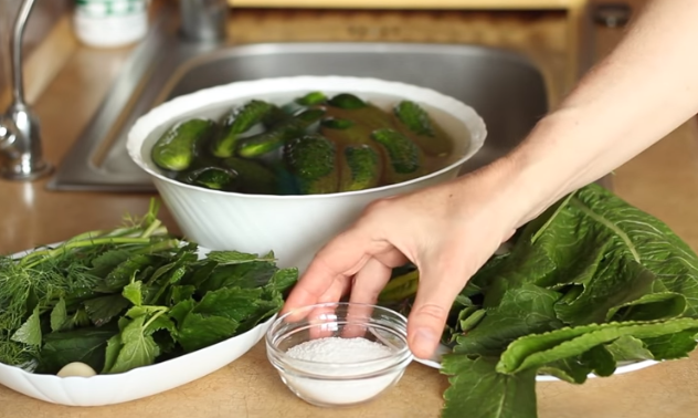 Малосольные огурцы в холодном рассоле можно есть через сутки после приготовления