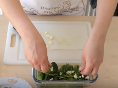 Малосольные огурцы на минералке можно есть через 12 часов после приготовления