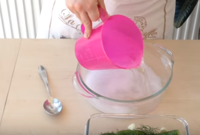 Малосольные огурцы на минералке можно есть через 12 часов после приготовления