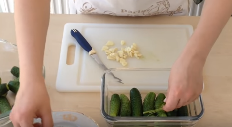 Малосольные огурцы на минералке можно есть через 12 часов после приготовления