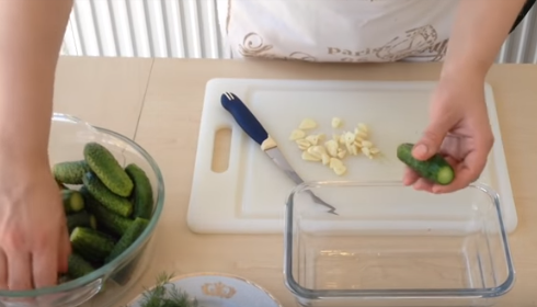 Малосольные огурцы на минералке можно есть через 12 часов после приготовления