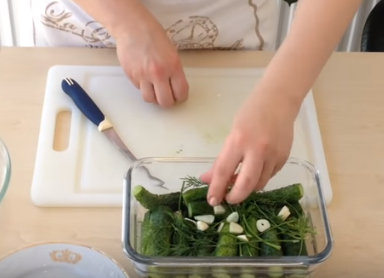 Малосольные огурцы на минералке можно есть через 12 часов после приготовления