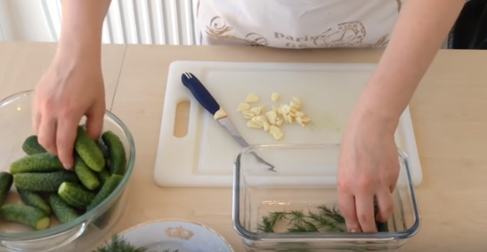 Малосольные огурцы на минералке можно есть через 12 часов после приготовления