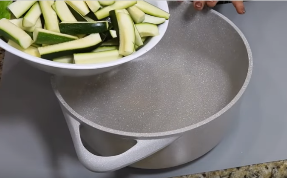 Маринованные кабачки по-корейски на зиму можно хранить при комнатной температуре