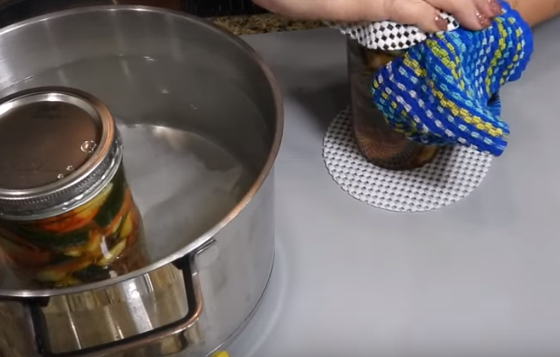 Кабачки на зиму по-корейски можно хранить при комнатной температуре