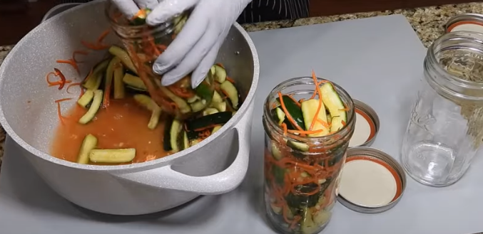 Кабачки на зиму по-корейски можно хранить при комнатной температуре