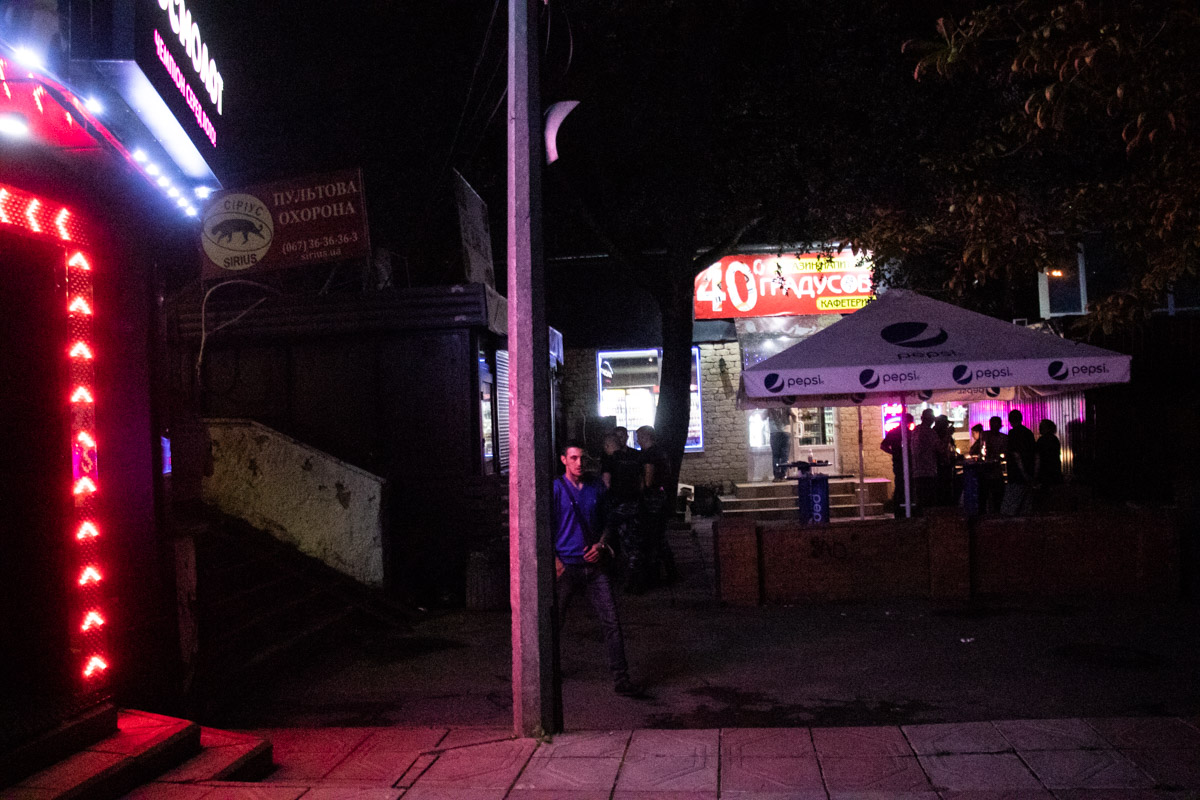 Псих с ножом напал на кафе в Киеве