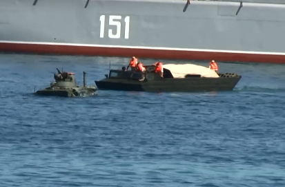 “Облом оккупантов”: в Крыму на репетиции парада в море “умер” БТР, опубликовано видео