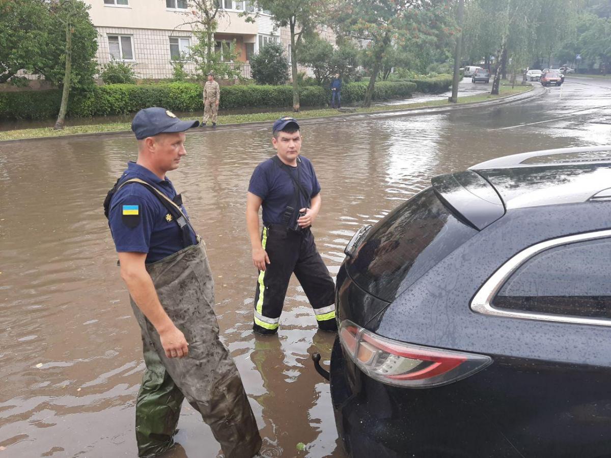 В Ровно был ливень, подтоплены улицы и дома