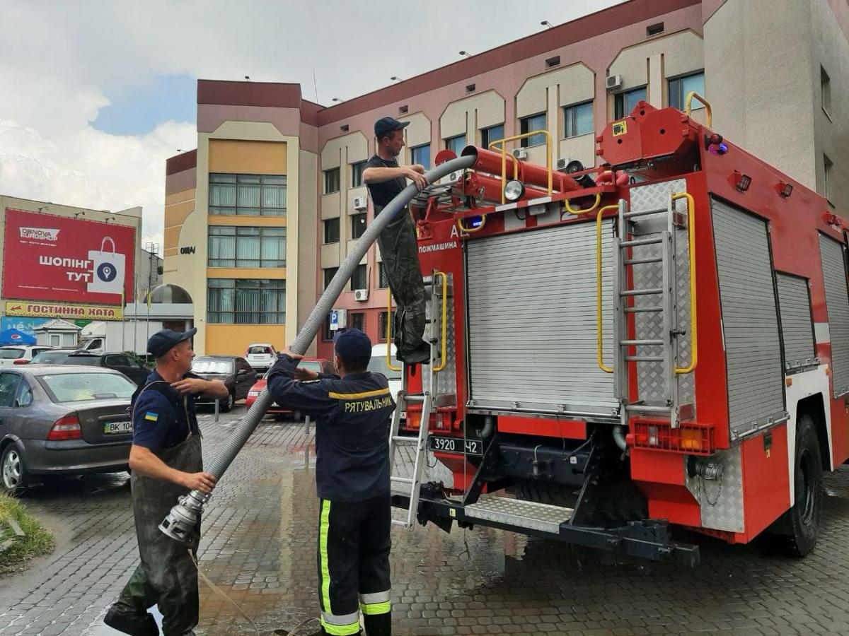 В Ровно был ливень, подтоплены улицы и дома