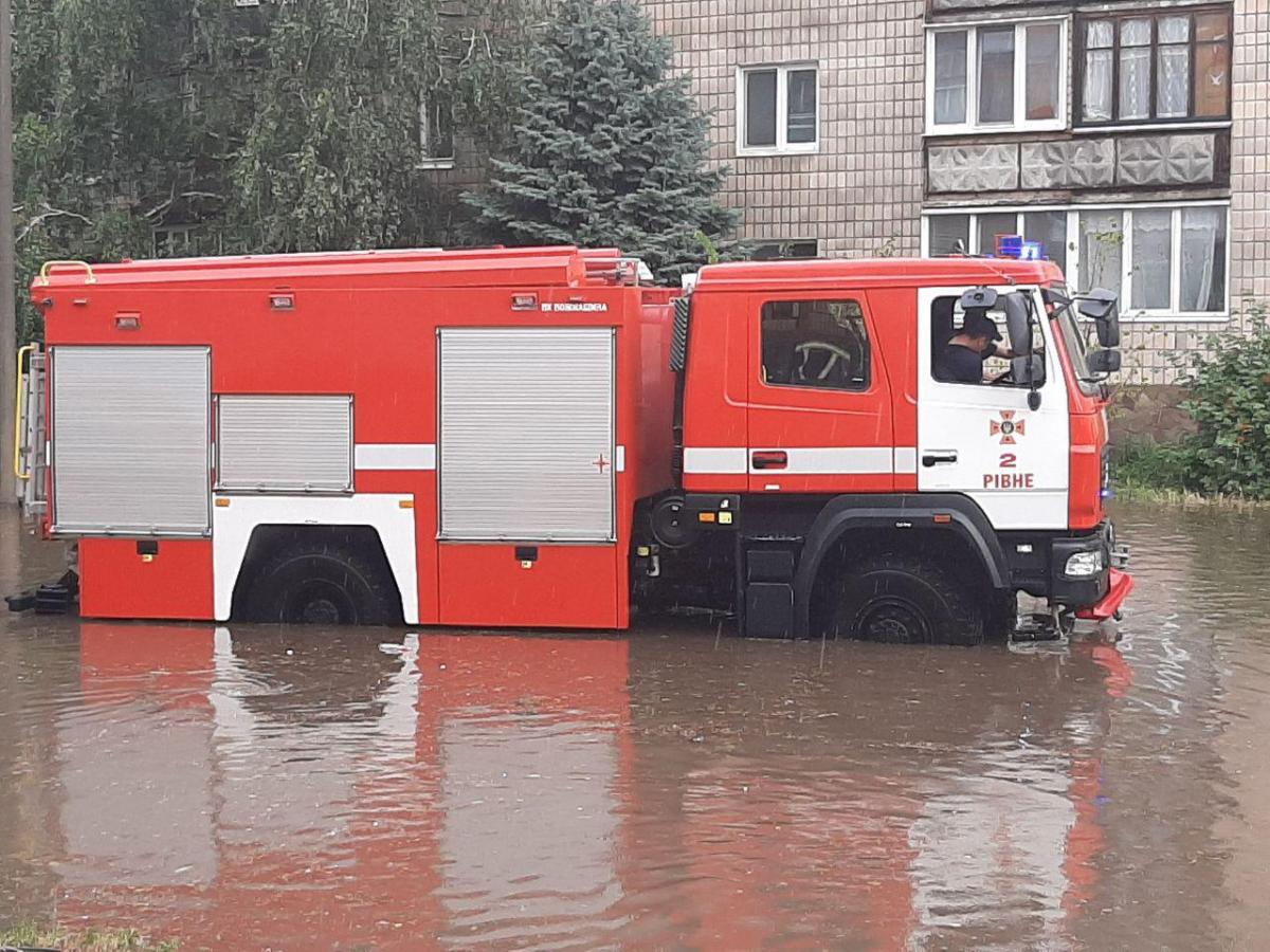 В Ровно был ливень, подтоплены улицы и дома