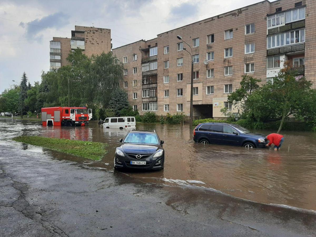 В Ровно был ливень, подтоплены улицы и дома