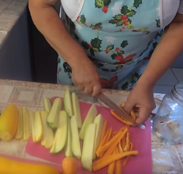 Консервированные кабачки без стерилизации лучше хранить в прохладном месте