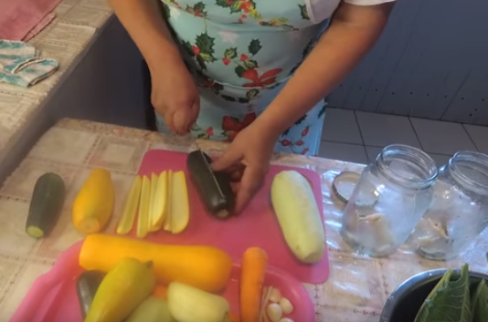 Консервированные кабачки без стерилизации лучше хранить в прохладном месте