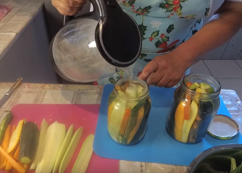 Консервированные кабачки без стерилизации лучше хранить в прохладном месте