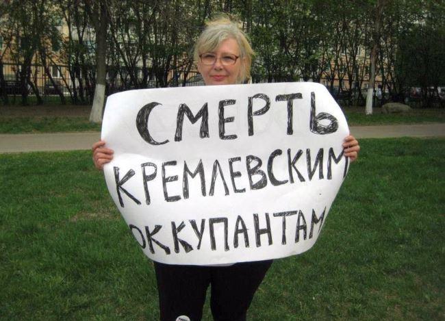 Российская активистка Ирина Калмыкова во время пикета в центре Москвы недалеко от Кремля Российская активистка Ирина Калмыкова во время пикета в центре Москвы недалеко от Кремля